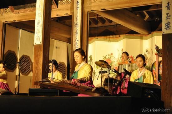 Gayageum performance.