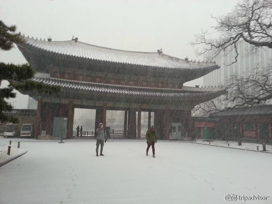 Start snowing at the entrance of Changdeokgung Palace