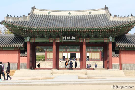 entrance to Injeongjeon Hall