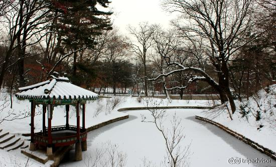 Pavilions of various shapes can be found in Jondeokjeong Area