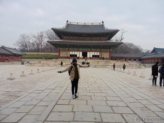 ini didepan istana tempat raja tinggal, didalamnya ada singgana raja juga
