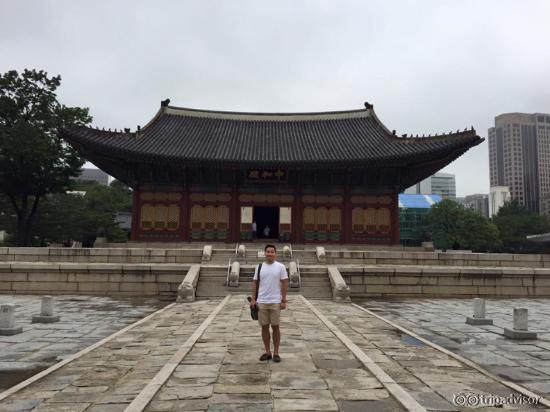 The throne room and the pathway leading there. Guards would've lined up here in the past