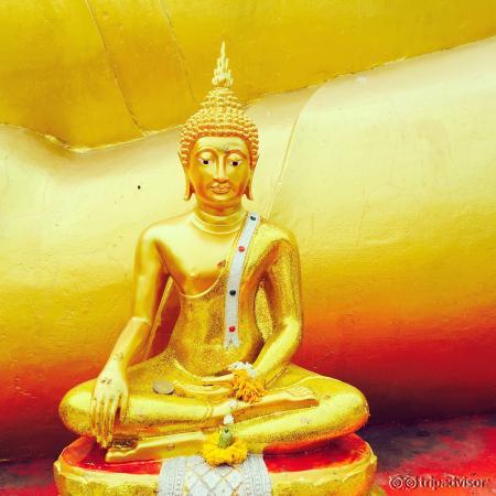 Little buddha at the feet of big budda