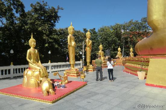 Goldene Statuen
