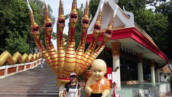 di mulut tangga menuju Big Buddha