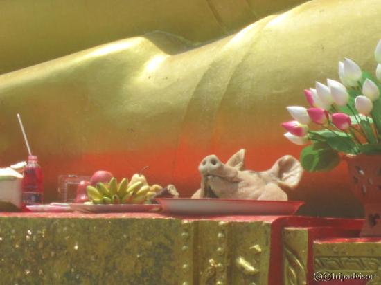 budhist gifts to thair gods