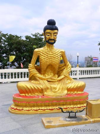 ビッグブッダを取り巻くユニークな仏像の一つ
