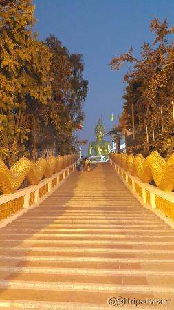 Вечером прогулка к Золотому Будде особенно приятна. Мало народу и не так жарко