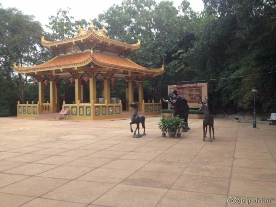 Chinese temple on way to Big Buddha