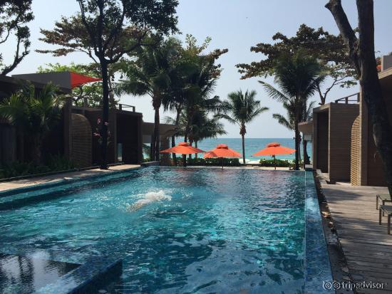 临海的无边泳池，很美，又没人