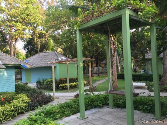 每栋小木屋都有个小露台，有休息桌椅和秋千