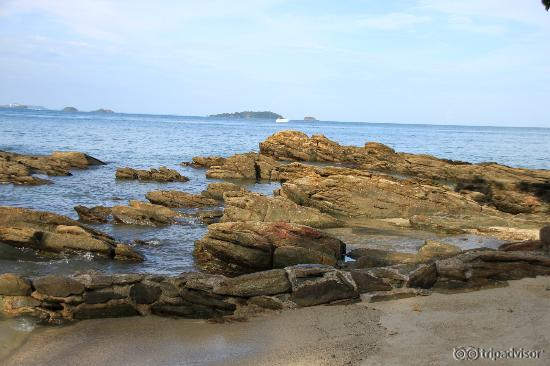 Пляж около домиков