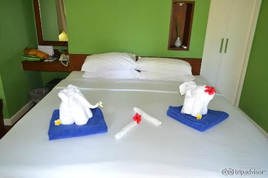 Слоники из полотенец