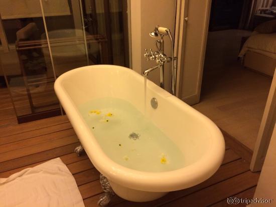 深めのバスタブ