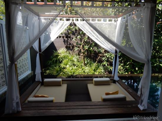 Mirador con dosel dentro de la piscina de la villa