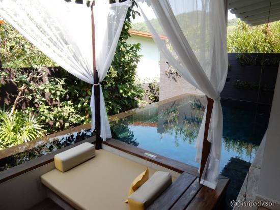 Mirador con dosel y piscina privada de la villa