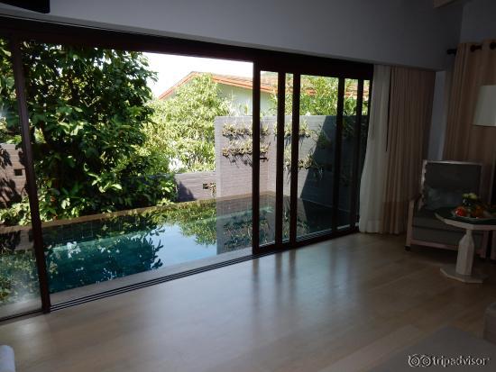 Salida a la piscina desde el dormitorio en una villa para dos personas