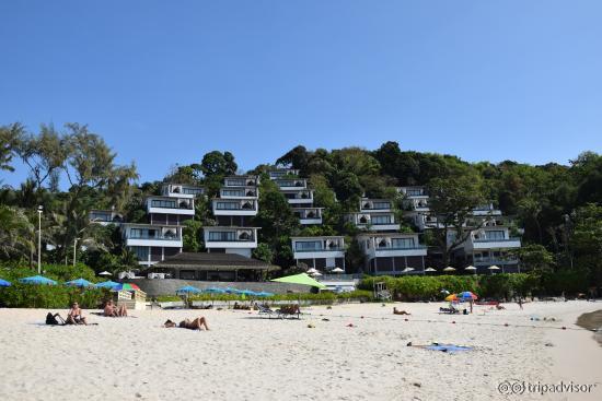 Вид на отель с пляжа