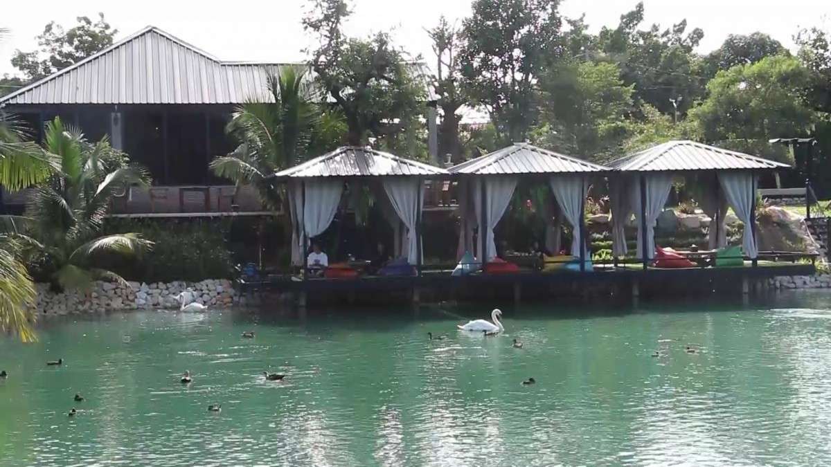 สุดชิค "บ้านรักน้ำคาเฟ่" อิ่มอร่อยกับก๋วยเตี๋ยวเส้นสะดุ้ง ราคาหลักสิบแต่วิวหลักล้าน