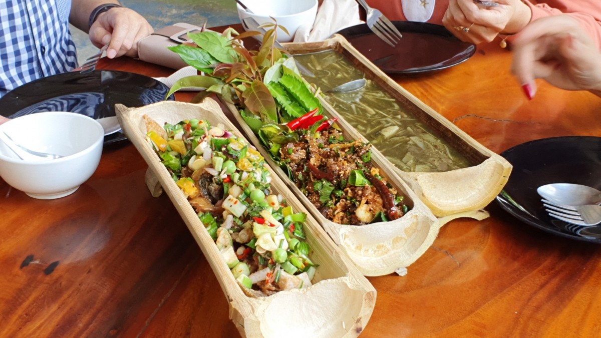 "ร้านครัวไม้ไผ่" ภูมิปัญญาชาวบ้านกระบอกไม้ไผ่ใส่สารพัดเมนูอาหาร