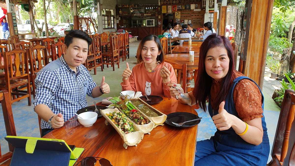 "ร้านครัวไม้ไผ่" ภูมิปัญญาชาวบ้านกระบอกไม้ไผ่ใส่สารพัดเมนูอาหาร