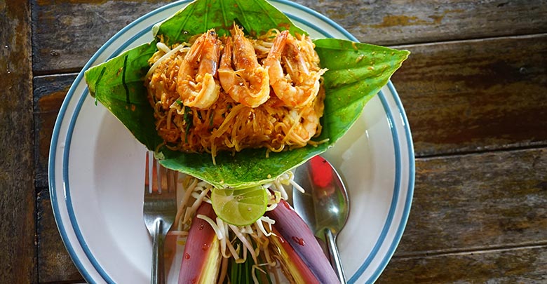 ร้านผัดไทห่อใบบัว อัตลักษณ์ที่สร้างจากธรรมชาติ