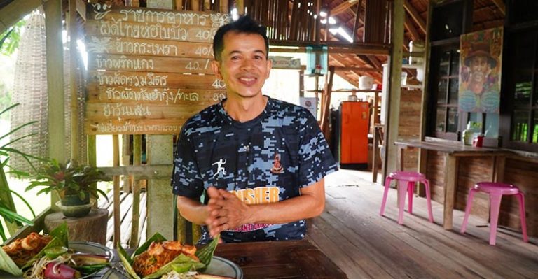 ร้านผัดไทห่อใบบัว อัตลักษณ์ที่สร้างจากธรรมชาติ