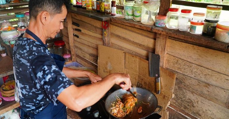 ร้านผัดไทห่อใบบัว อัตลักษณ์ที่สร้างจากธรรมชาติ