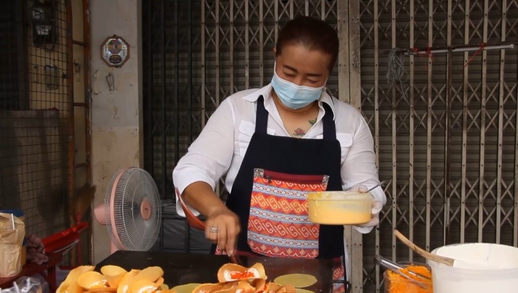 ตำนานขนมเบื้องแม่สำเนียง หอม หวาน อร่อย ขายมานานกว่า 40 ปี