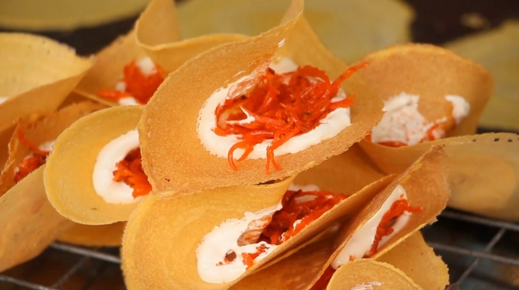 ตำนานขนมเบื้องแม่สำเนียง หอม หวาน อร่อย ขายมานานกว่า 40 ปี