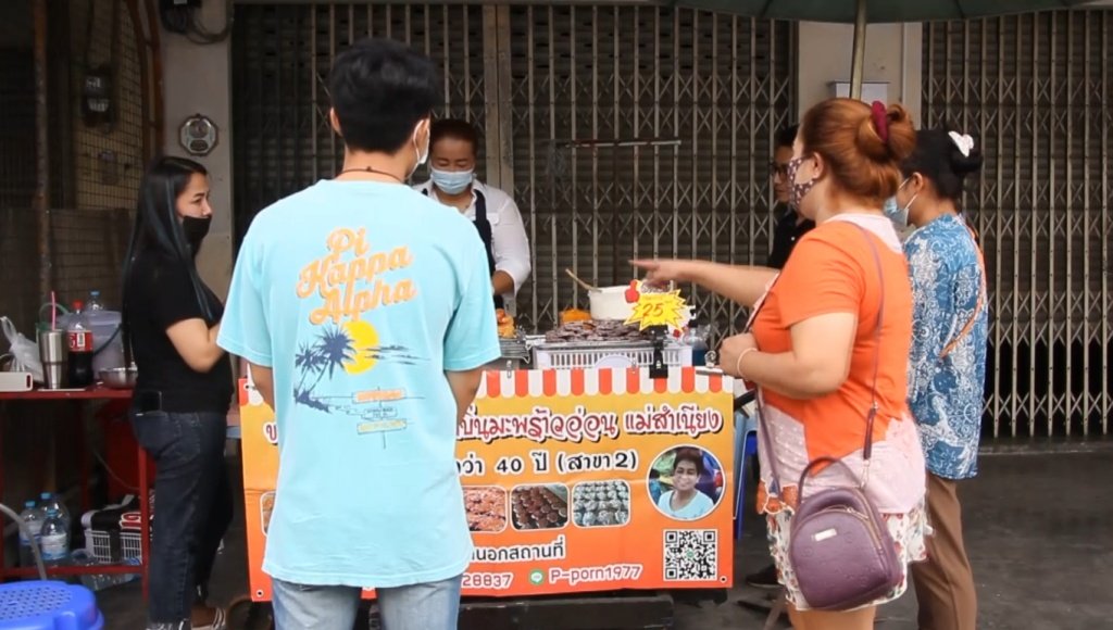 ตำนานขนมเบื้องแม่สำเนียง หอม หวาน อร่อย ขายมานานกว่า 40 ปี