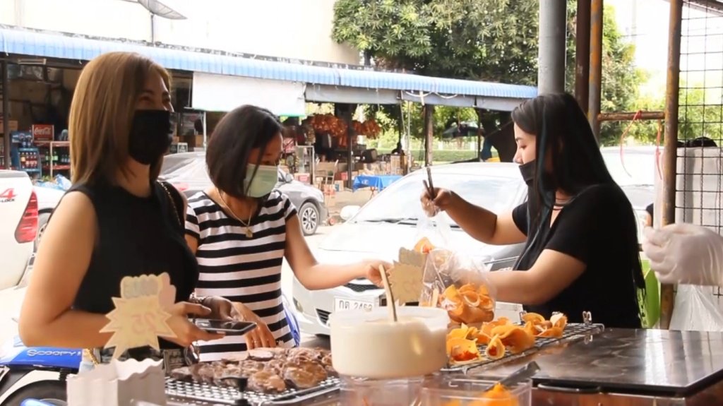ตำนานขนมเบื้องแม่สำเนียง หอม หวาน อร่อย ขายมานานกว่า 40 ปี
