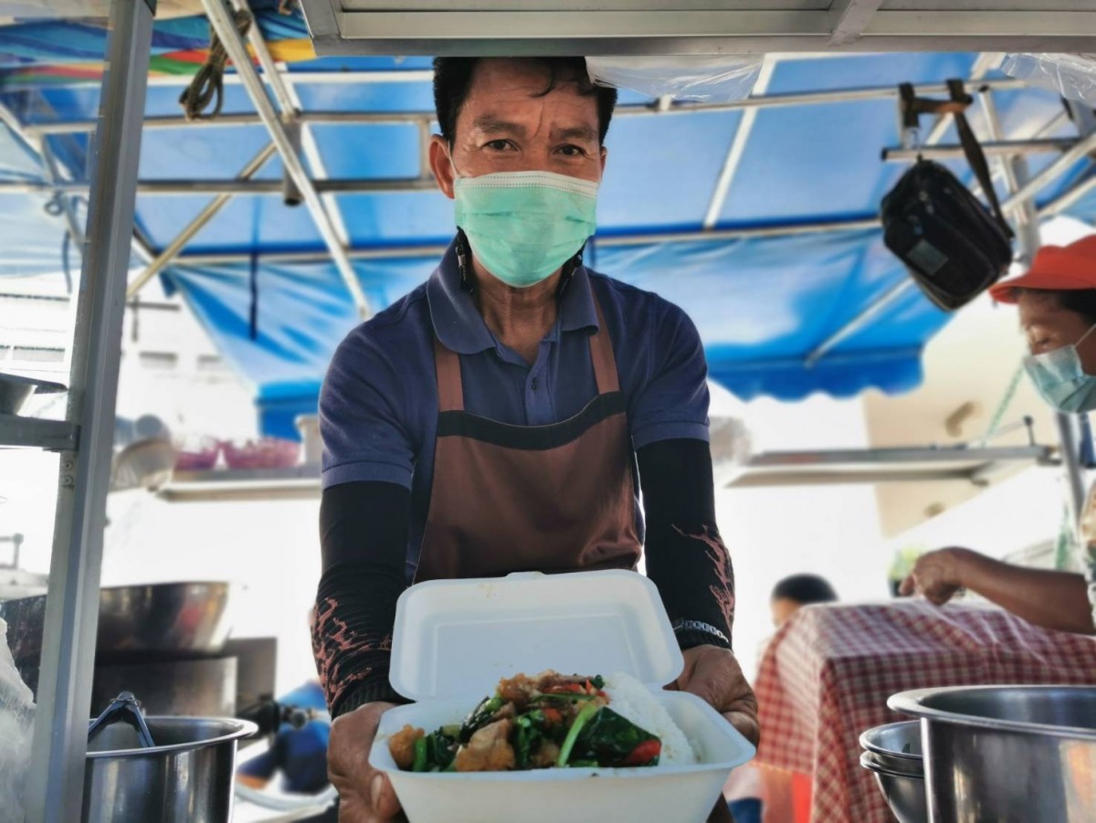 ชีวิตต้องสู้ เจ้าของโต๊ะจีนดัดแปลงรถขายก๋วยเตี๋ยว อาหารตามสั่งเคลื่อนฝ่าวิกฤตโควิด