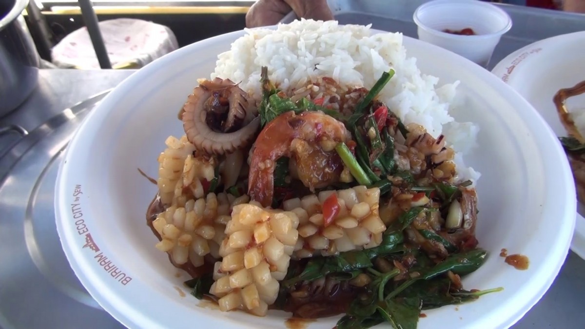 ชีวิตต้องสู้ เจ้าของโต๊ะจีนดัดแปลงรถขายก๋วยเตี๋ยว อาหารตามสั่งเคลื่อนฝ่าวิกฤตโควิด