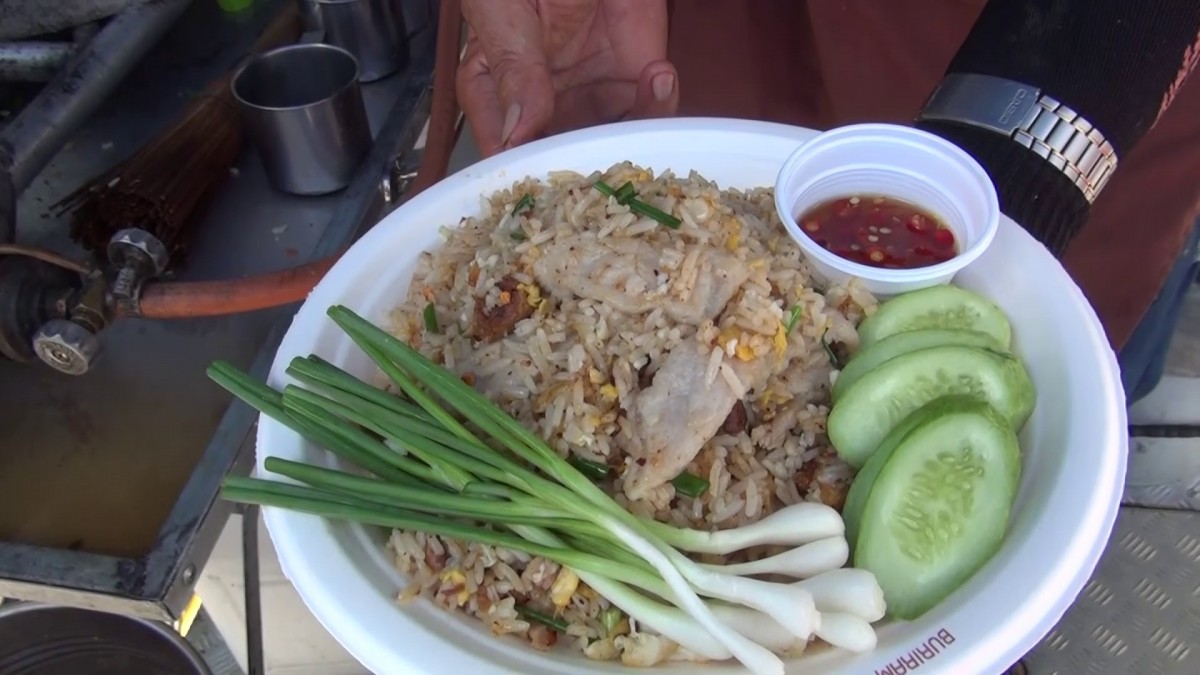 ชีวิตต้องสู้ เจ้าของโต๊ะจีนดัดแปลงรถขายก๋วยเตี๋ยว อาหารตามสั่งเคลื่อนฝ่าวิกฤตโควิด