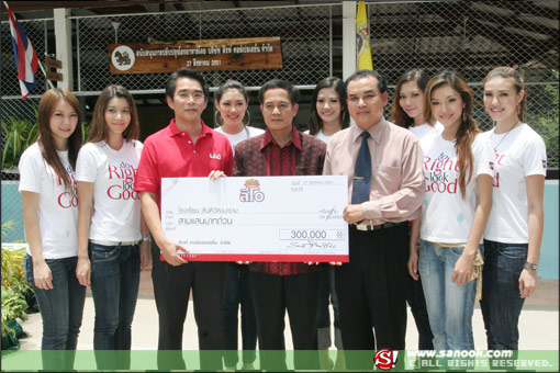 ผู้บริหารบุญรอดและ7Sexy L  eo   Girlมอบเช็คเงินสดแก่ผอ.โรงเรียนวัดสันติวัฒนาราม จ. นครนายก