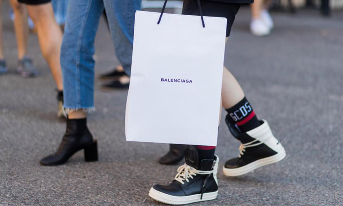 Balenciaga เปิดตัวกระเป๋าทรง ถุงช้อปปิ้ง ราคาเบาๆ 3 หมื่นกว่า