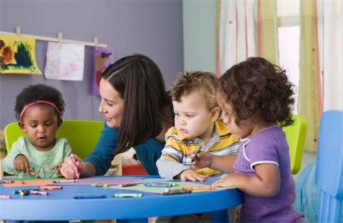 อยากให้ลูกมีอัธยาศัยดี ลองฝึกเขาด้วย 4 วิธีนี้ดูสิ