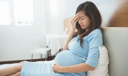 อาการปวดหัวช่วงตั้งครรภ์เกิดจากอะไร อันตรายไหม ทำยังไงให้ดีขึ้น?