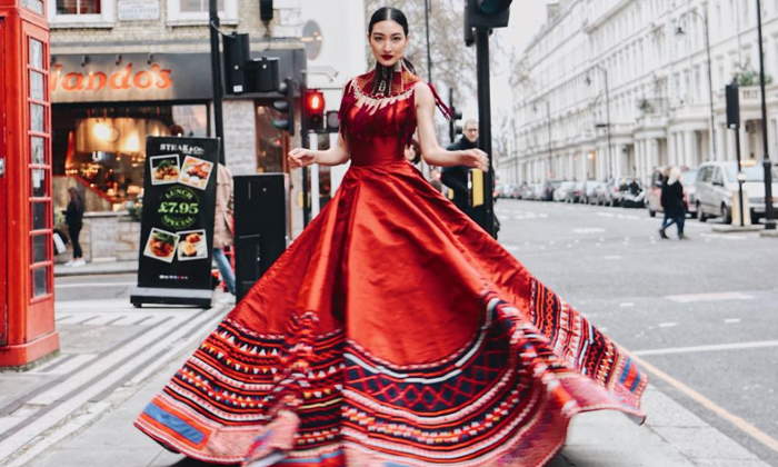 "แพนเค้ก เขมนิจ" พาผ้าไทยอวดความปังในงาน "London Fashion Week 2019"