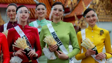 30 สาวงาม "มิสยูนิเวิร์สไทยแลนด์ 2021" สวมชุดไทยจิตรลดาสุดสง่า ทำบุญตักบาตร