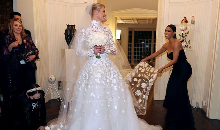 โมเมนต์อบอุ่นเมื่อ Kim Kardashian มาช่วยจัดชุดแต่งงานให้ Paris Hilton