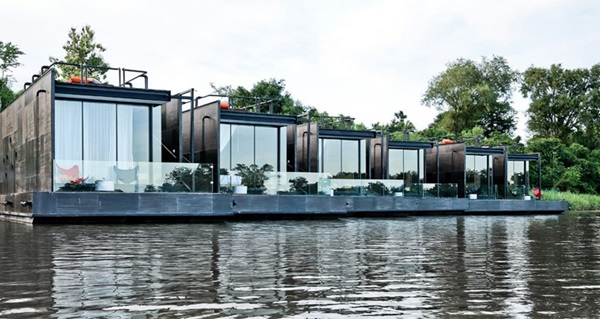 นักออกแบบพลิกโฉม   บ้านลอยน้ำที่กาญจนบุรีแบบเดิมๆ เป็นแบบชิค ชิค น่านอน