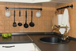 9 วิธีจัดห้องครัวให้เรียบร้อยโดยไม่ต้องพึ่งตู้หลายใบ