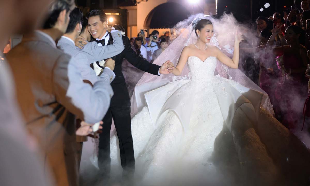 เก็บตกชุดแต่งงานสุดอลังการ ชิ้นเดียวในโลก ของ "เฟี๊ยต อภิสรารัชต์" เจ้าสาว "ลีซอ ธีรเทพ"