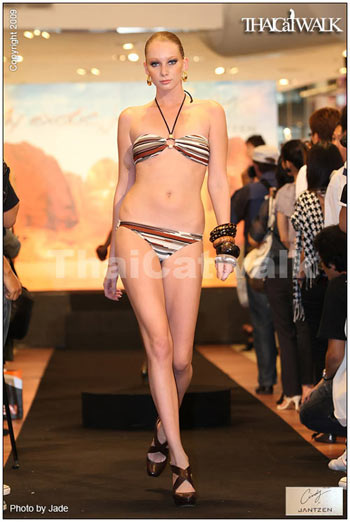 แฟชั่นโชว์ชุดว่ายน้ำ ซินดี้ชวนคุณท่องทะเลทรายผ่านผลงาน Cindy for Jantzen