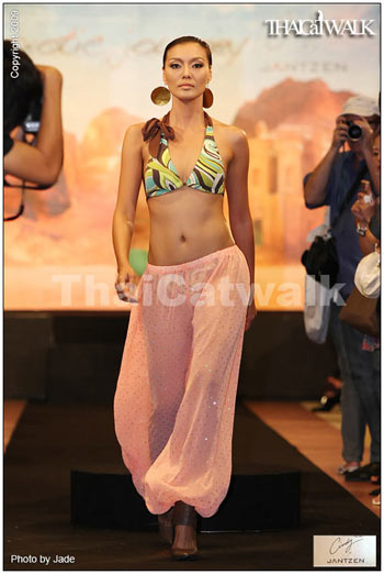 แฟชั่นโชว์ชุดว่ายน้ำ ซินดี้ชวนคุณท่องทะเลทรายผ่านผลงาน Cindy for Jantzen