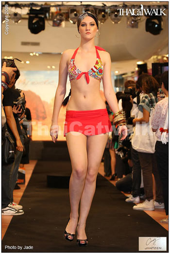 แฟชั่นโชว์ชุดว่ายน้ำ ซินดี้ชวนคุณท่องทะเลทรายผ่านผลงาน Cindy for Jantzen