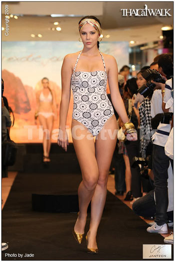 แฟชั่นโชว์ชุดว่ายน้ำ ซินดี้ชวนคุณท่องทะเลทรายผ่านผลงาน Cindy for Jantzen