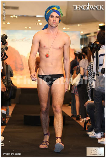 แฟชั่นโชว์ชุดว่ายน้ำ ซินดี้ชวนคุณท่องทะเลทรายผ่านผลงาน Cindy for Jantzen